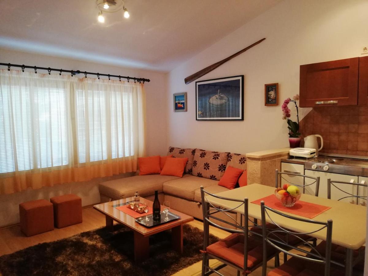 Adria Apartments Pula Exterior photo
